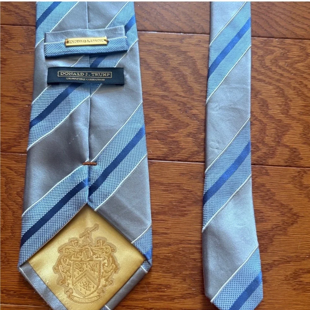 Donald J Trump Signature Collection Silk Tie Silver Blue Grey Striped Mens
